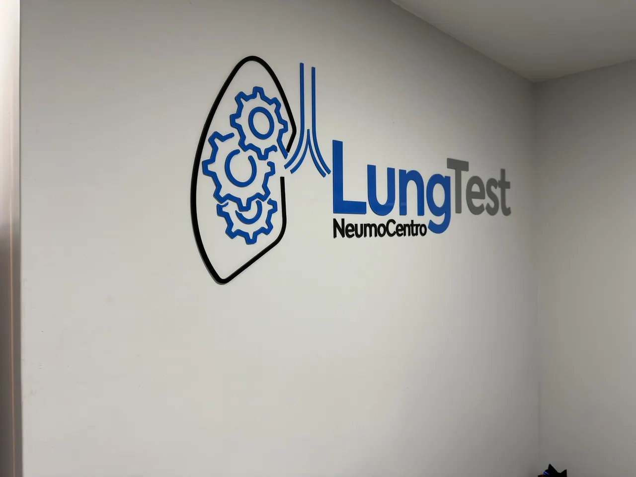 Logo de LungTest Neumocentro en la pared de la recepción